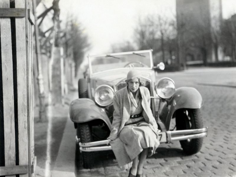 vintage-women-with-mercedes-benz-automobiles-6.jpg