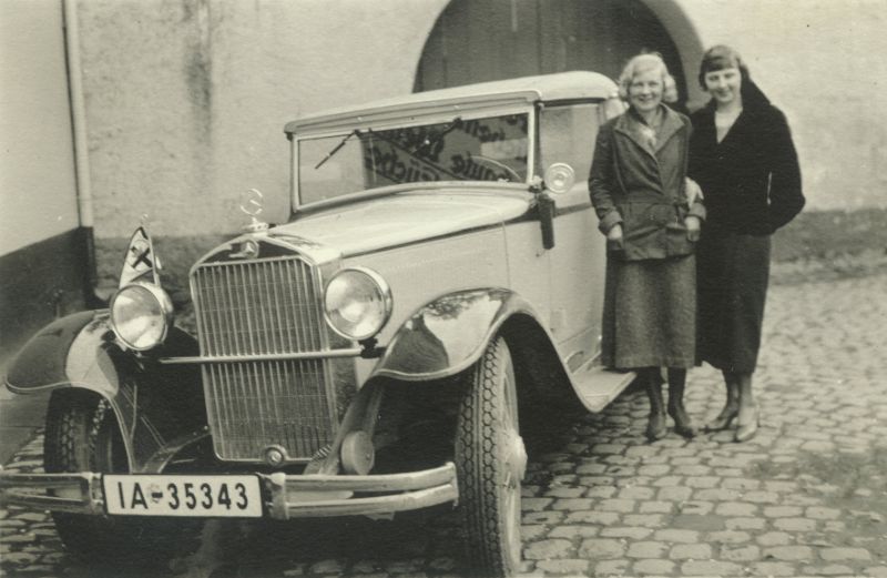 vintage-women-with-mercedes-benz-automobiles-8.jpg