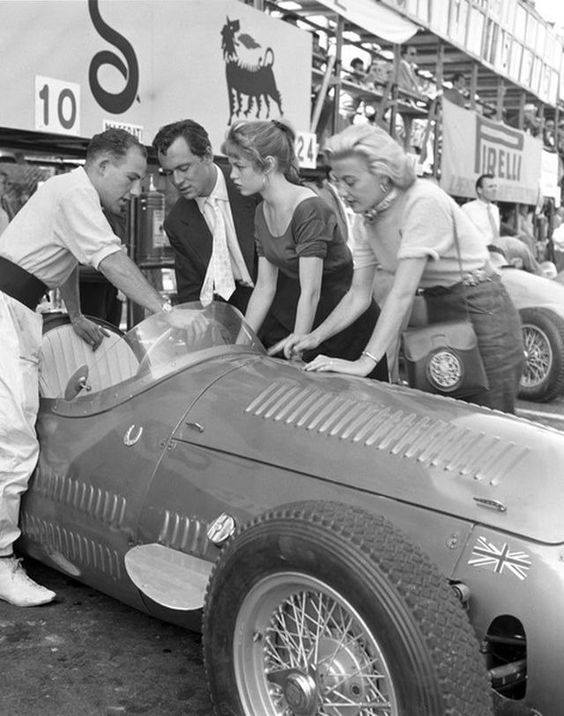 vintage_gridgirls351.jpg