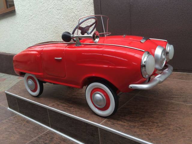 vintage_pedal_cars_for_children_look_awesome_when_restored_by_this_man_640_25.jpg