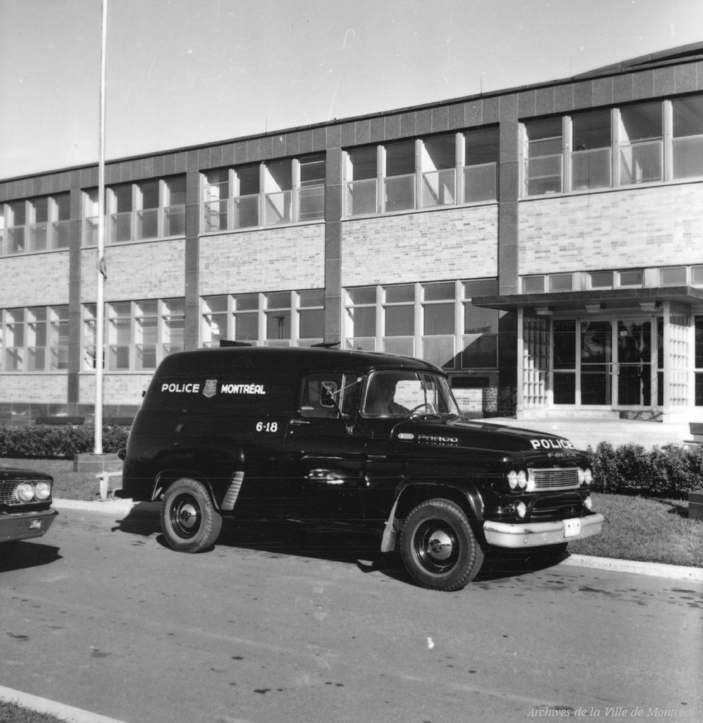 VM94-U0075-001 Moyens de transport de la police de Mtl.jpg