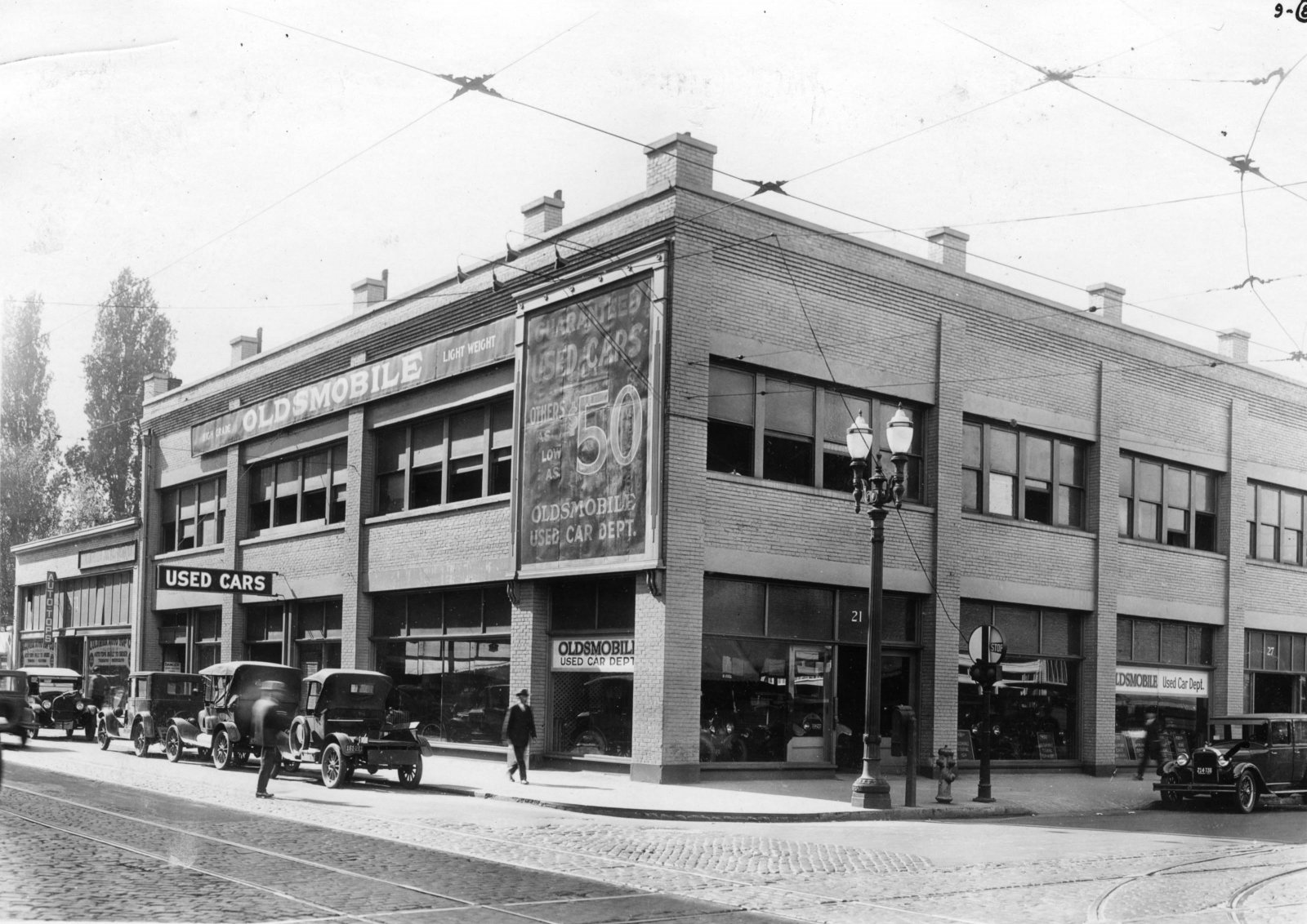w-burnside-and-n-broadway-1933.jpg