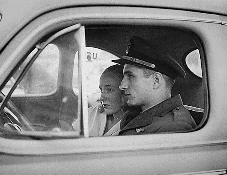 Waiting for ship. San Diego 1950.PNG