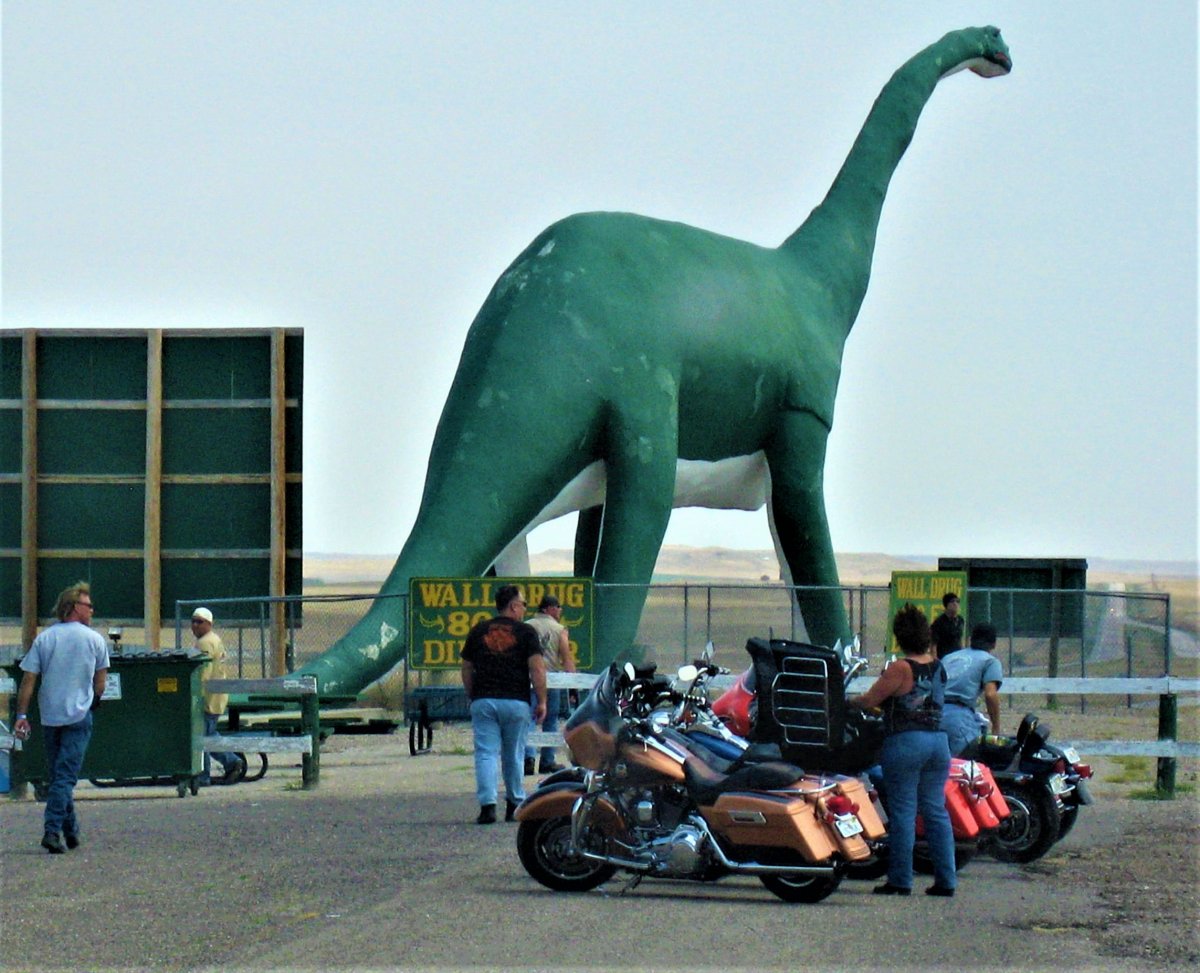 wall drug green dinosaur with bikers 2.JPG