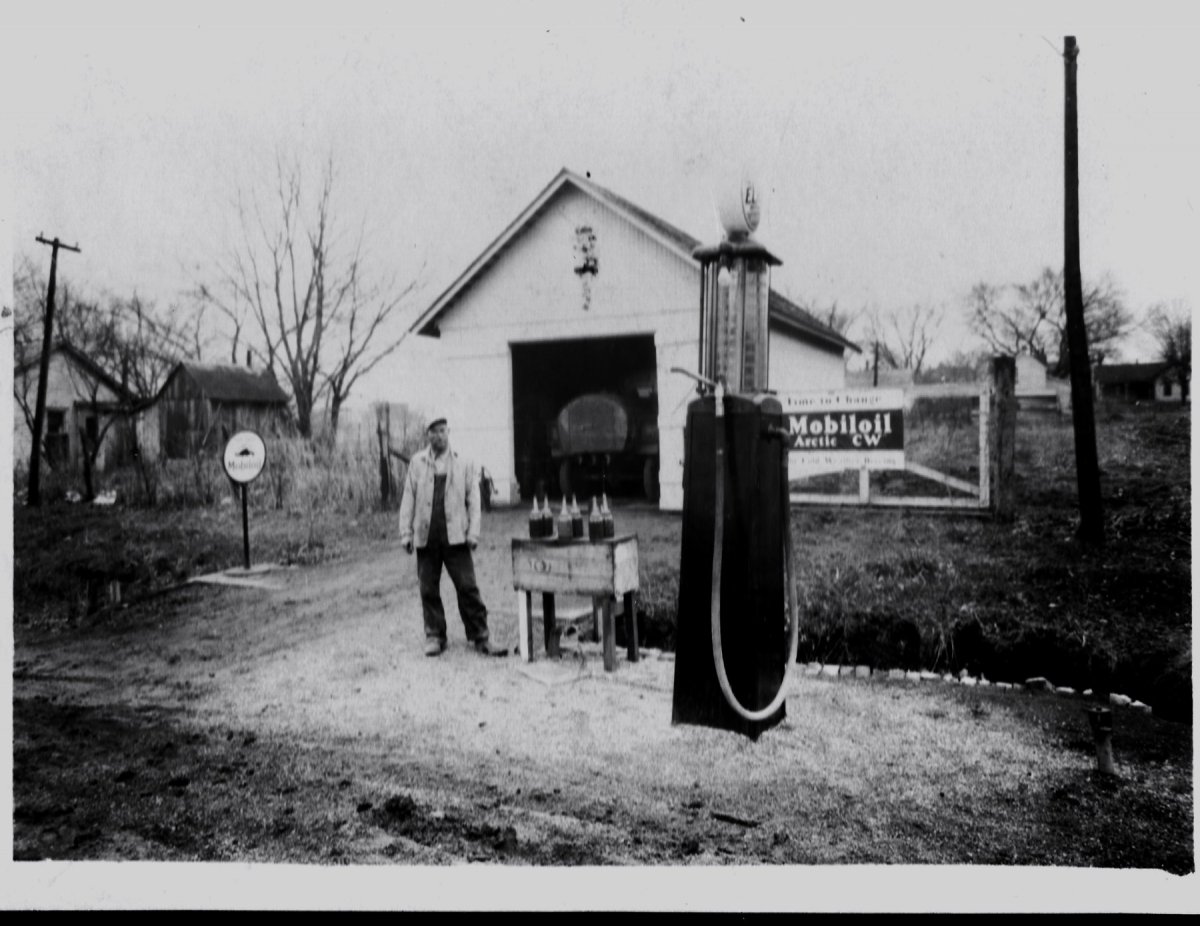 Webb's gas station 1934.jpg