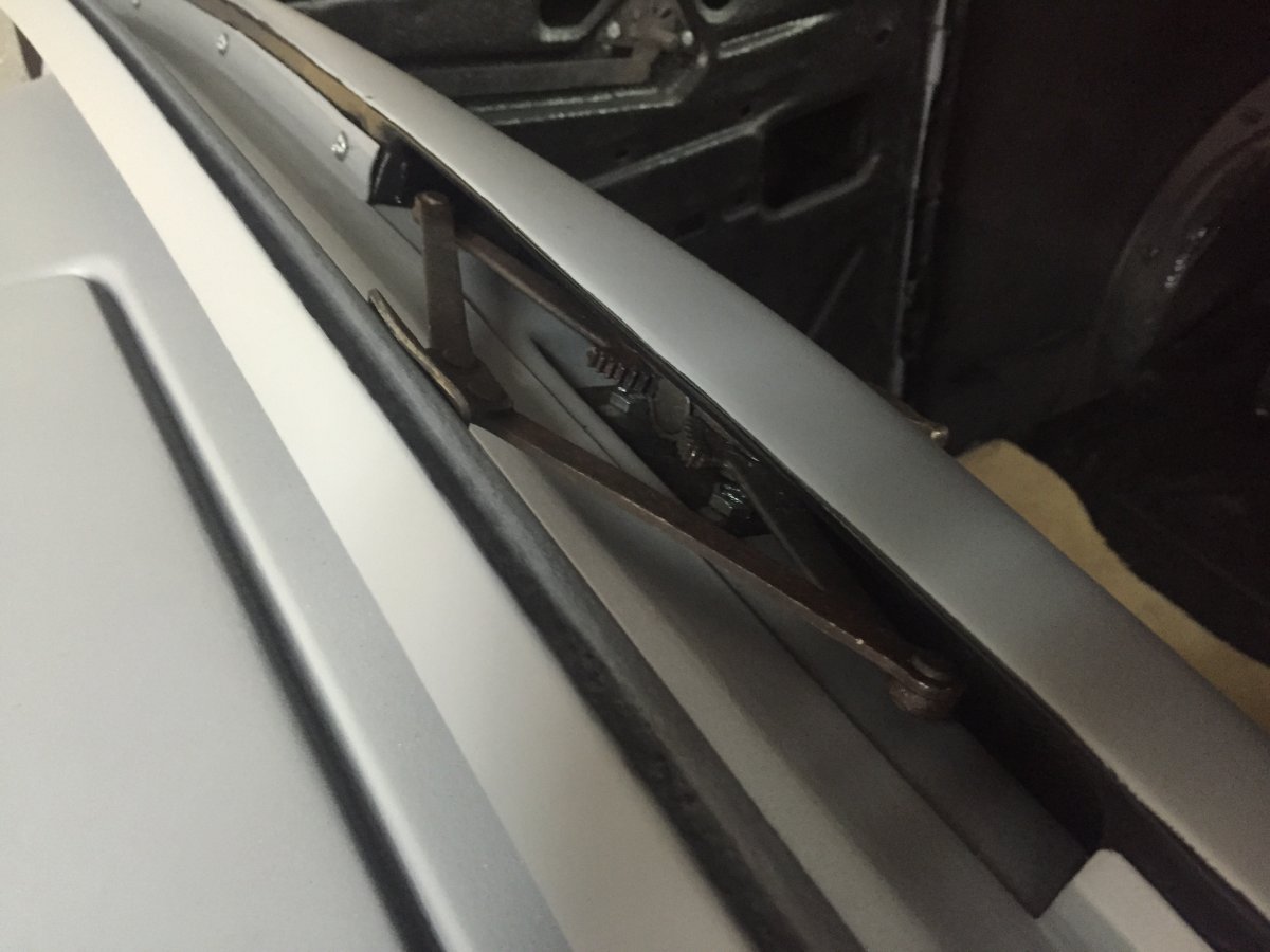 Windsheild Frame scissors.JPG