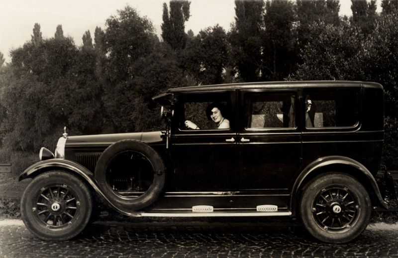 women-automobiles-1920s-19.jpeg