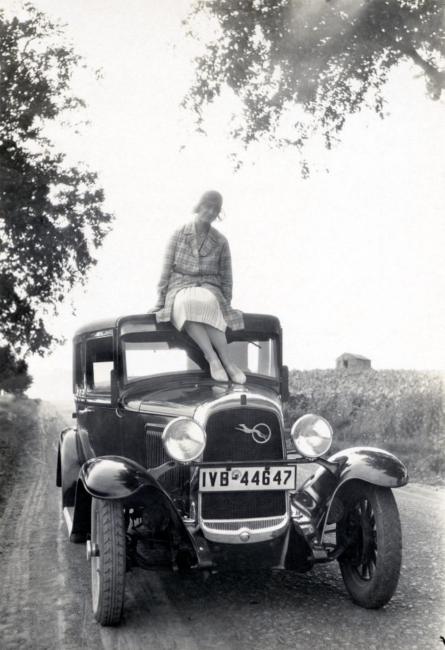 women-automobiles-1920s-33.jpeg