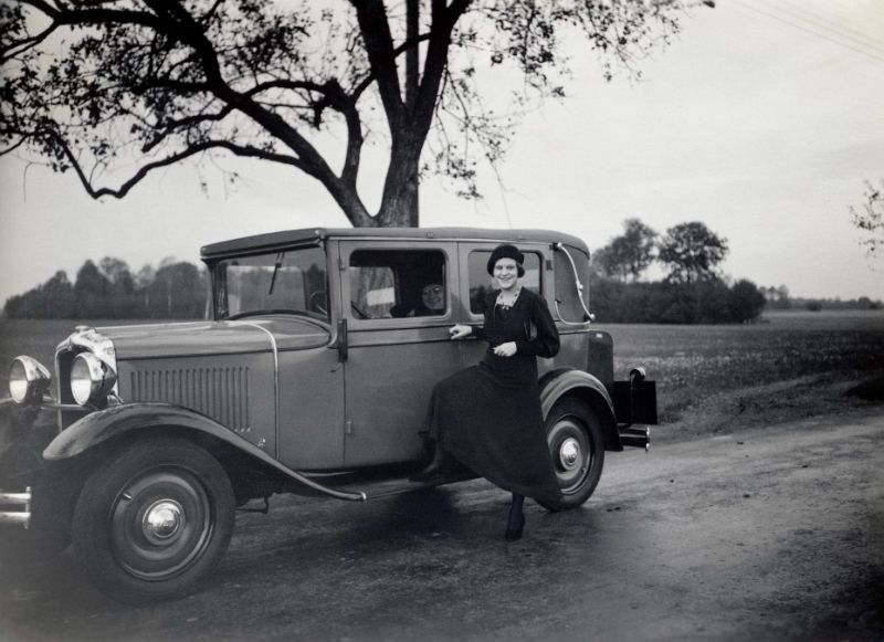 women-automobiles-1920s-35.jpeg