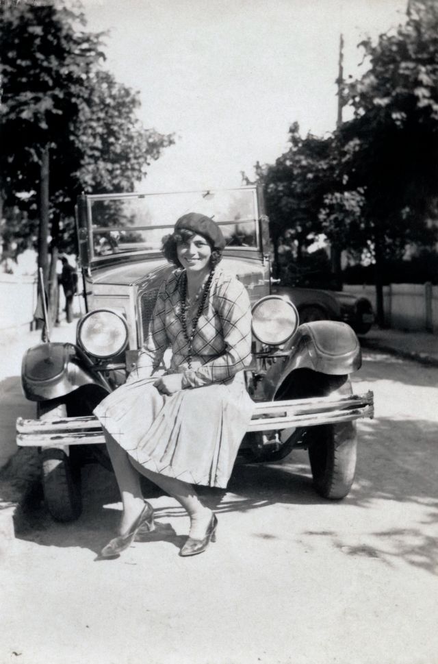 women-automobiles-1920s-37.jpeg
