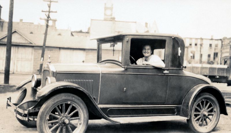 women-automobiles-1920s-5.jpeg