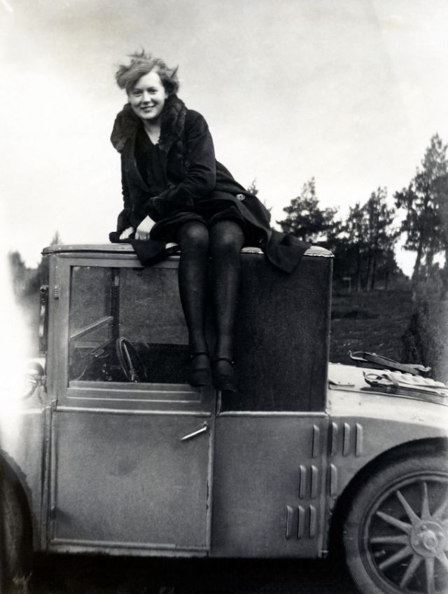 women-automobiles-1920s-8.jpeg