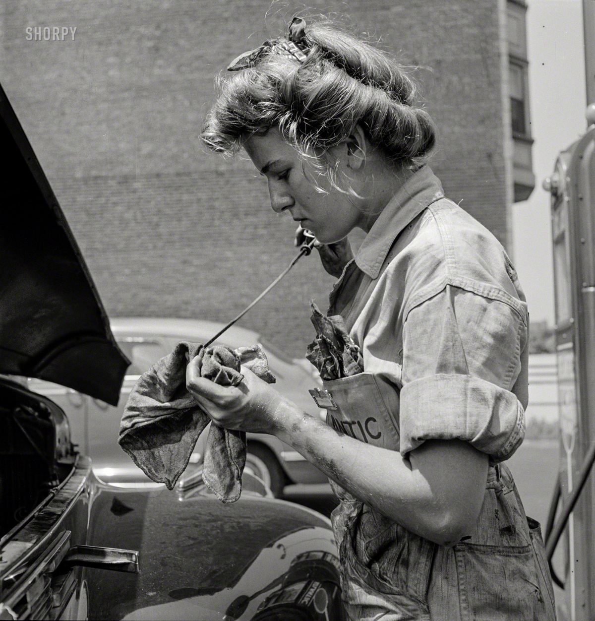 women-garage-attendants-4.jpg