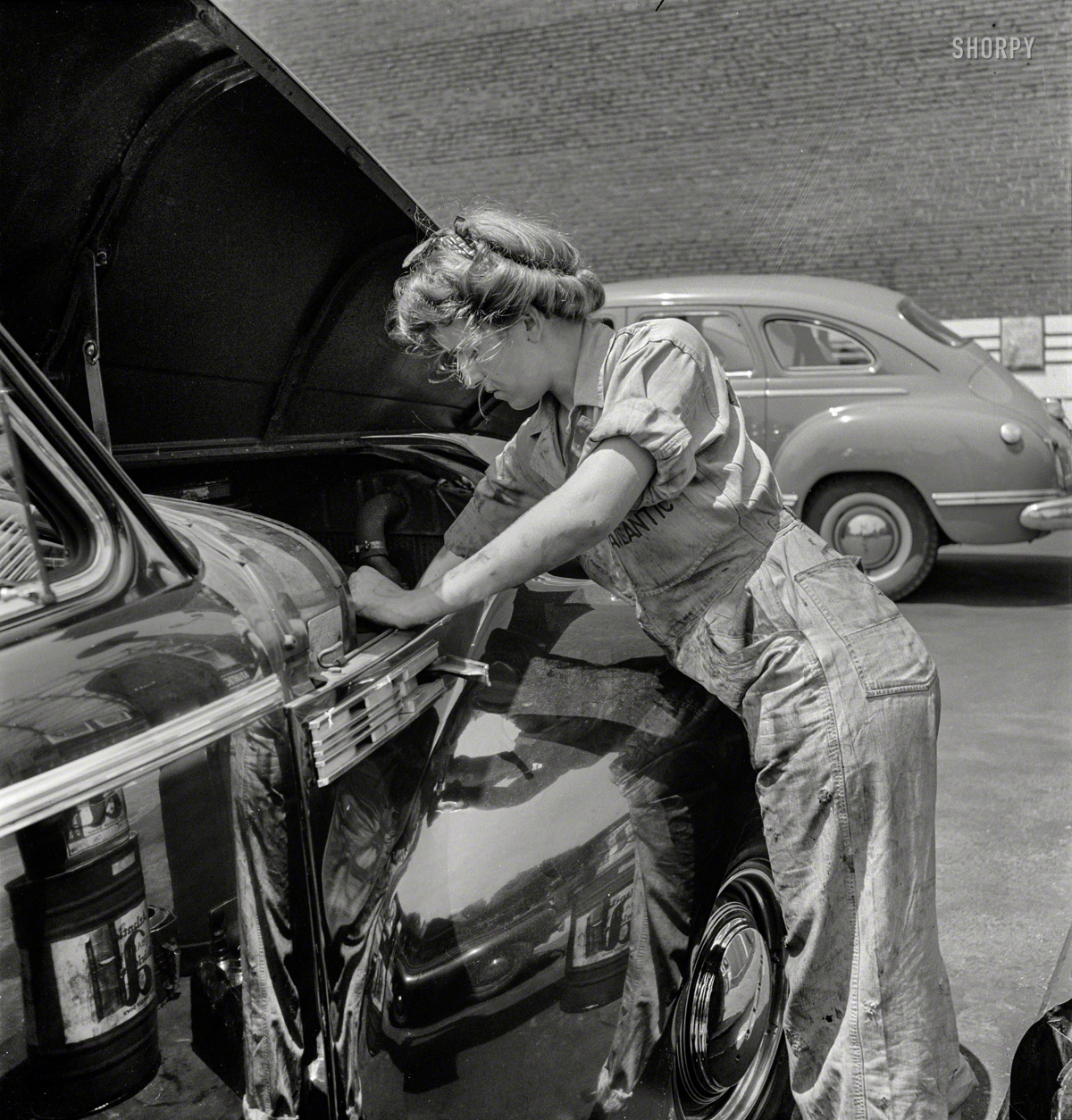 women-garage-attendants-5.jpg