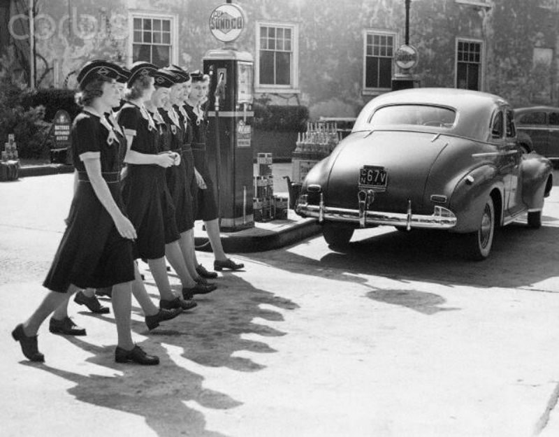 women-gas-station-attendants-in-1940s.jpg