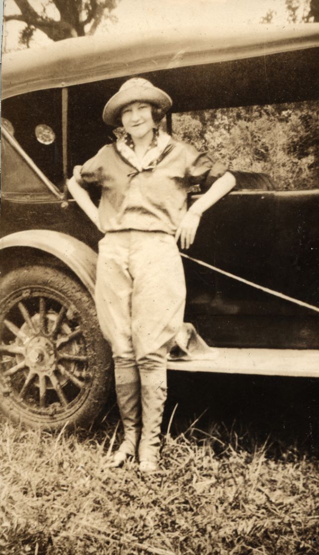 women-jodhpurs-1920s-13.jpeg