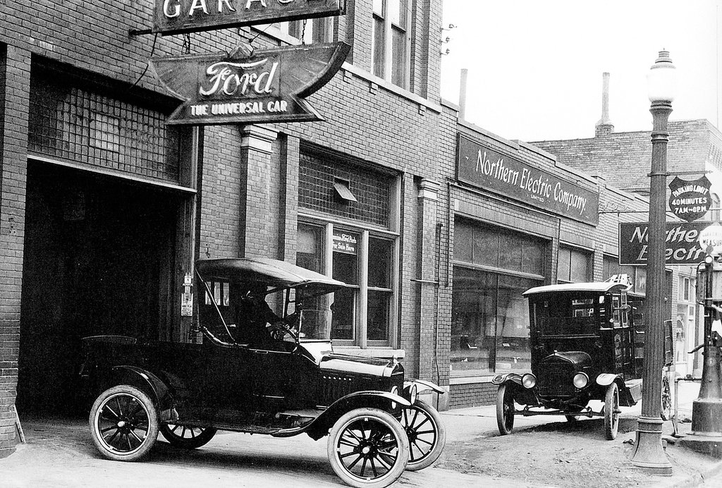 WP-12368-01-01-4x6-Car_Leaving_the_Garage_on_Pitt_Street_1920s_1024x1024.jpg