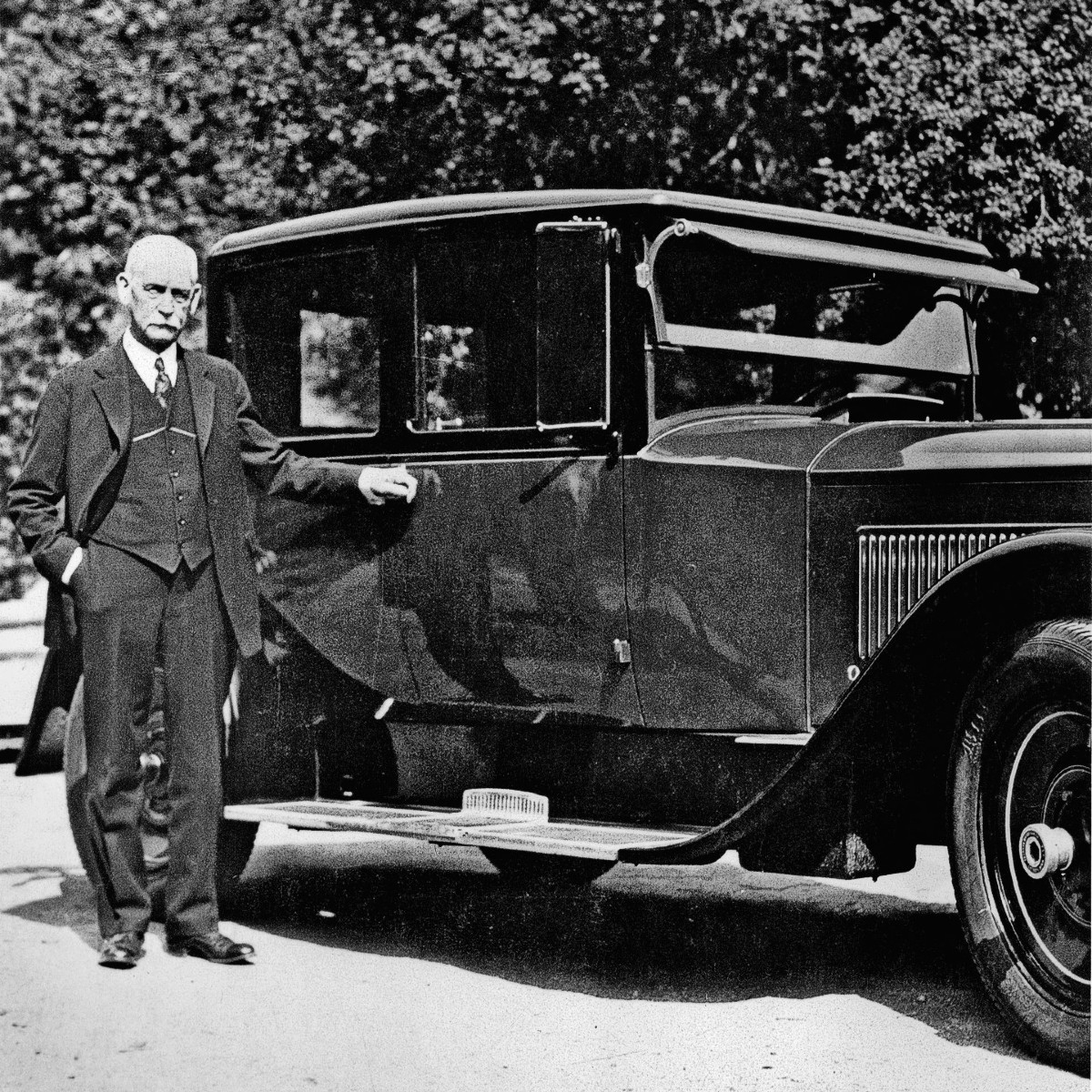 wyatt-earp-stands-next-to-1926-packard.jpg