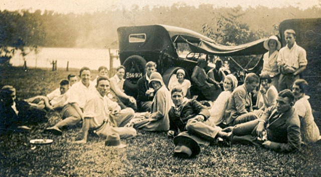 Young Australians enjoying a picnic - 1920s.jpg