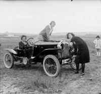 Spanish cyclecar-ladies.jpg