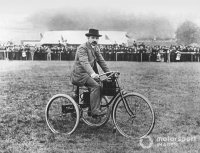 Tricycle 1¾ HP (1895-10-15 Horseless Carriage Exhibition, Bouton) 01.jpg