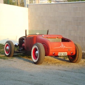 THIS IS MY ´27 FORD ROADSTER, BUILT ON A CUSTOM BILT CHASSIS, WITH 4" DROP FRONT AXLE, LINCOLN FRONT BRAKES, ´39 FORD TRANNY WITH OPEN DRIVE, ´37 FORD REAR AXLE MOUNTED ON SUICIDE SPRINGS, ´40 FORD BUMPERS ´32 FOD DASH AND ALLARD DASH INSTRUMENTS.