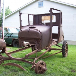 i layed the axle upside down so the frame was not sitting on the ground :)
10 minutes after unloading,a quick set up for some pics,then time to get 'er moved.