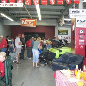 100 0815 Everyone enjoying themselves in the shop.....free food and beer helps....lol.