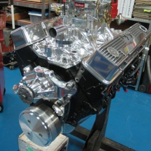 february 2008: cratge engine with Edelbrock manifold, carburettor, March Performance serpentine system and Mickey Thompson valve covers.