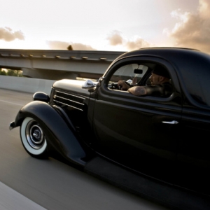 Houdini cruising the mean streets of Houston, Texas.... sporting it's new stance.
*picture by Acrochicken*