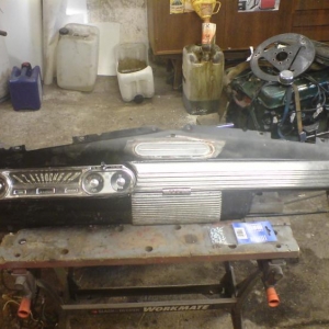 Found an old dash at my friend Kimmes barn. So he helpt me do something with it. Also used a inner doortrim for the bling bling.
