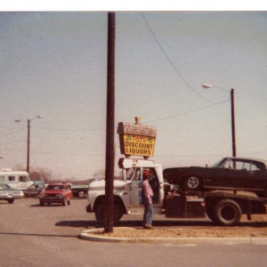 Pats liquor store after the races 1978