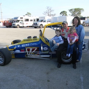 fl vintage races 086 with the family in the pits.