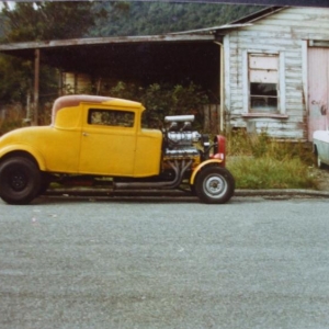 Les Larkins Essex.
When i was a teenager, i would hang out with the guys, and help with small jobs at this shed.
Helped with stuff on this car and got the hot rod sickness.