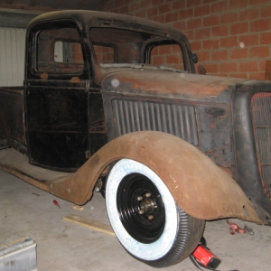 '35 Ford Pick-up : complete build with new front-end (haipins, dropped 4" axle, Lincoln Brakes), SBC and Th350, '60 Ford rear end... full fendered project