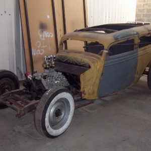 34 Ford Tudor : As everyone begins one day, this is my first project... First top-chop, channeling, 33 grille, French flathead with Volvo manual trans, 12-bolt rear-end, sectionned frame, rear kick-up and many more... this project was sold in parts