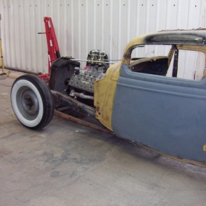 34 Ford Tudor : As everyone begins one day, this is my first project... First top-chop, channeling, 33 grille, French flathead with Volvo manual trans, 12-bolt rear-end, sectionned frame, rear kick-up and many more... this project was sold in parts