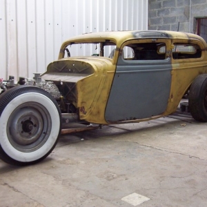 34 Ford Tudor : As everyone begins one day, this is my first project... First top-chop, channeling, 33 grille, French flathead with Volvo manual trans, 12-bolt rear-end, sectionned frame, rear kick-up and many more... this project was sold in parts