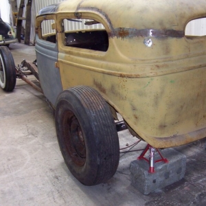 34 Ford Tudor : As everyone begins one day, this is my first project... First top-chop, channeling, 33 grille, French flathead with Volvo manual trans, 12-bolt rear-end, sectionned frame, rear kick-up and many more... this project was sold in parts