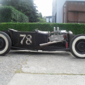 My near-finished 'Lil Modified : '22 overland body, homemade frame, '46 axle and rear-end, f1 front brake, suicide front-end, AA grille shell, T oval tank and french flathead with many perfo parts... looks like the perfect stance for a modified...