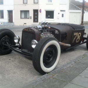 My near-finished 'Lil Modified : '22 overland body, homemade frame, '46 axle and rear-end, f1 front brake, suicide front-end, AA grille shell, T oval tank and french flathead with many perfo parts... looks like the perfect stance for a modified...