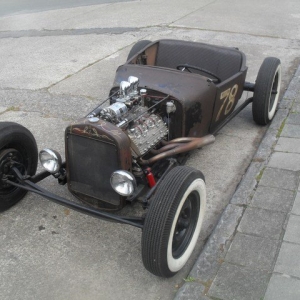 My near-finished 'Lil Modified : '22 overland body, homemade frame, '46 axle and rear-end, f1 front brake, suicide front-end, AA grille shell, T oval tank and french flathead with many perfo parts... looks like the perfect stance for a modified...