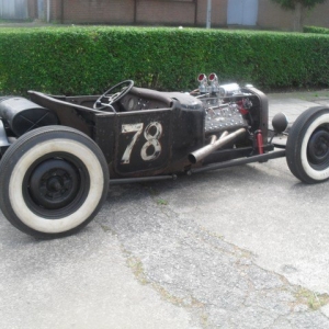 My near-finished 'Lil Modified : '22 overland body, homemade frame, '46 axle and rear-end, f1 front brake, suicide front-end, AA grille shell, T oval tank and french flathead with many perfo parts... looks like the perfect stance for a modified...