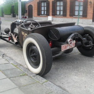 My near-finished 'Lil Modified : '22 overland body, homemade frame, '46 axle and rear-end, f1 front brake, suicide front-end, AA grille shell, T oval tank and french flathead with many perfo parts... looks like the perfect stance for a modified...