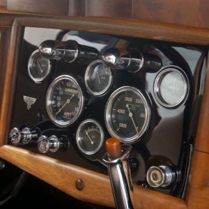 Definitely not the most elegant Stutz dash and I've never really liked wood dashboards because they're either too fancy-smancy or have a 70's homebuilt feel. What I do like however is the stark black panel and gauge layout with the speedo and tach running opposite each other.