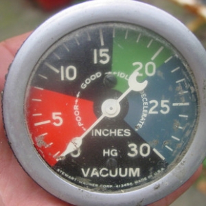 Odd variation on the SW vacuum gauge.  Bright and colorful like the more common "motor minder" but definitely a rarer graphic.