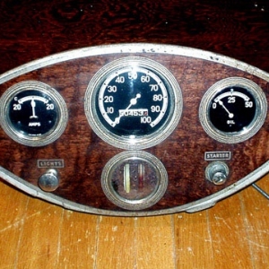 1932 Rockne panel and gauges.  The auxillery gauges are 2 3/8" and the speedo is the same size as an Auburn.  The amperes and oil pressure are Stewart Warner but the gas and temp is an earlier king seeley tube style gauge.  It'd be interesting to reshape the dash oval in a '32 to accept this neat set up.